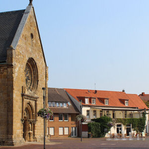 Kirchplatz im Ortskern